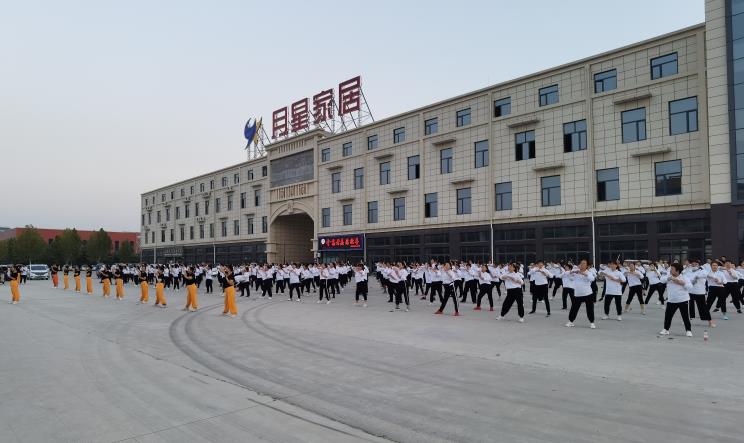 勝管曹縣運(yùn)營中心為弘揚(yáng)全民健身運(yùn)動，竟組建了一支“400人舞團(tuán)”
