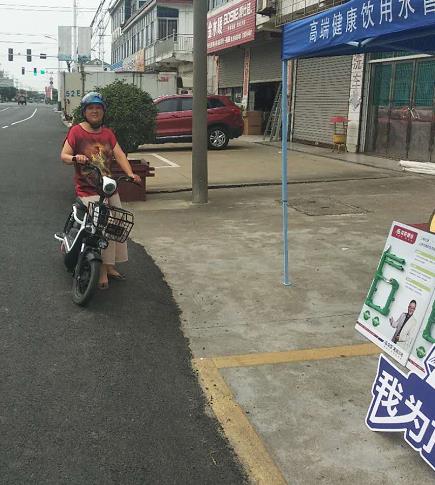 龍勝管海安運(yùn)營中心助力“一盔一帶”，贈千頂安全盔以踐行社會責(zé)任